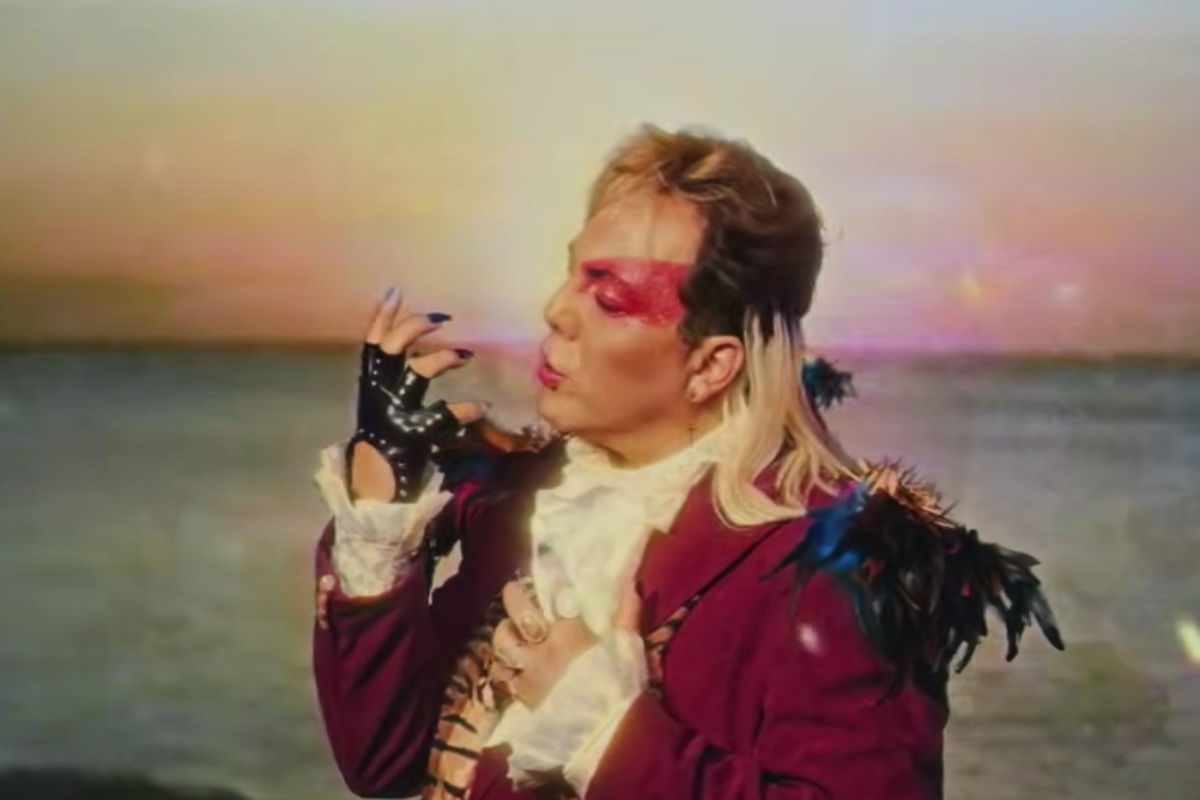 Cristian Castro surprises with his rocker side