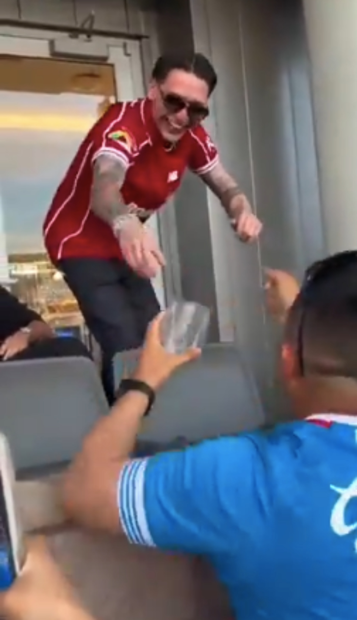 Captan a Peso Pluma peleando con aficionados del Cruz Azul 
