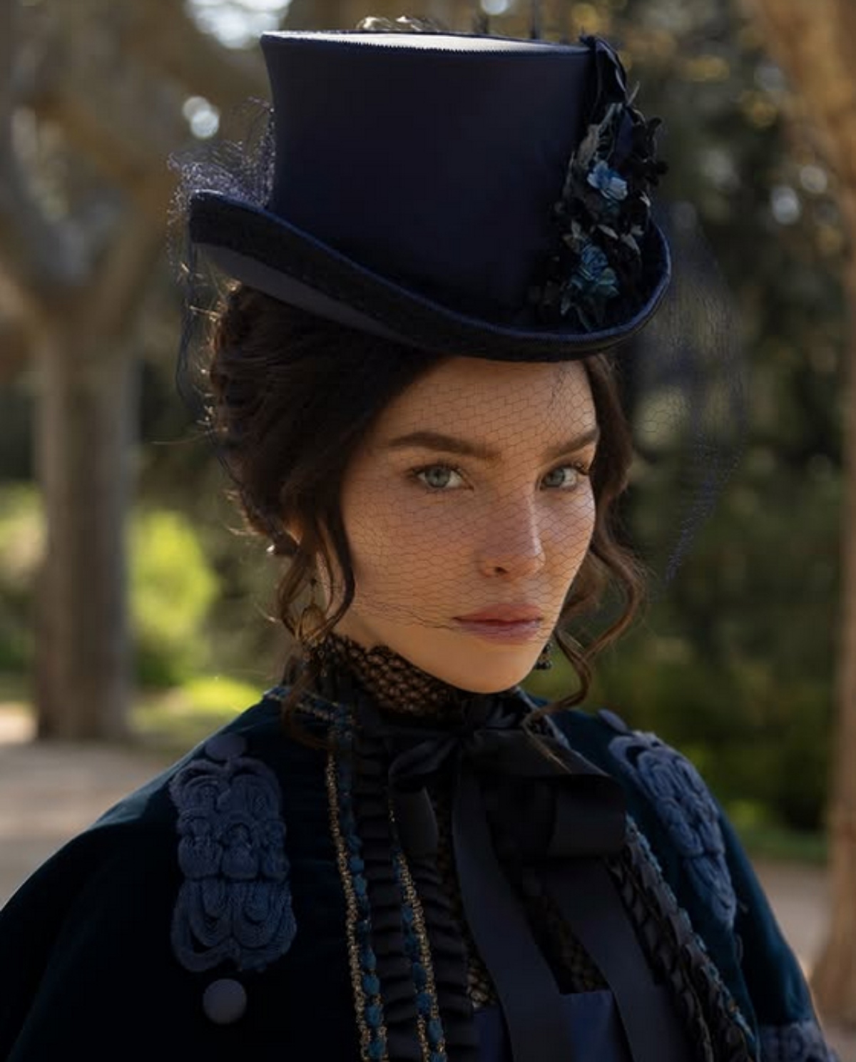 Revelan las primeras imágenes de Belinda y el elenco de la serie 'Carlota'