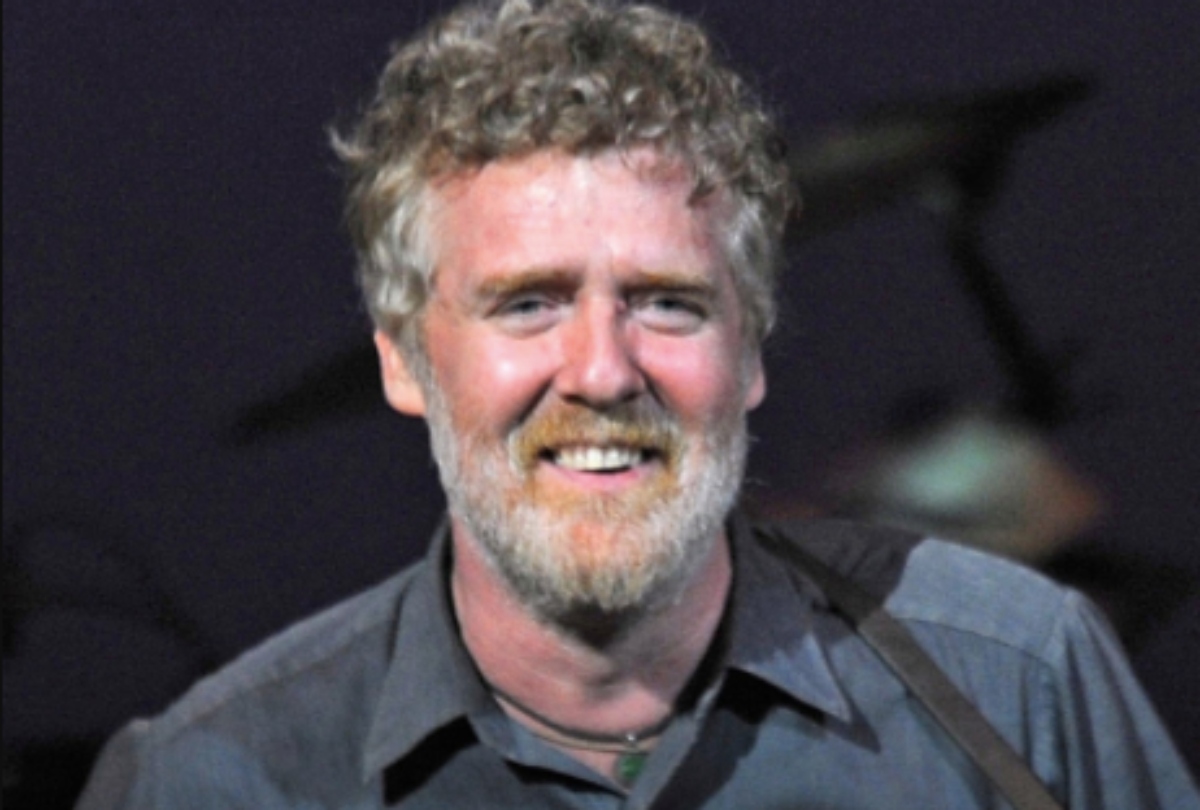 Muere a los 56 años en un accidente de motocicleta, el cantante Glen Hansard