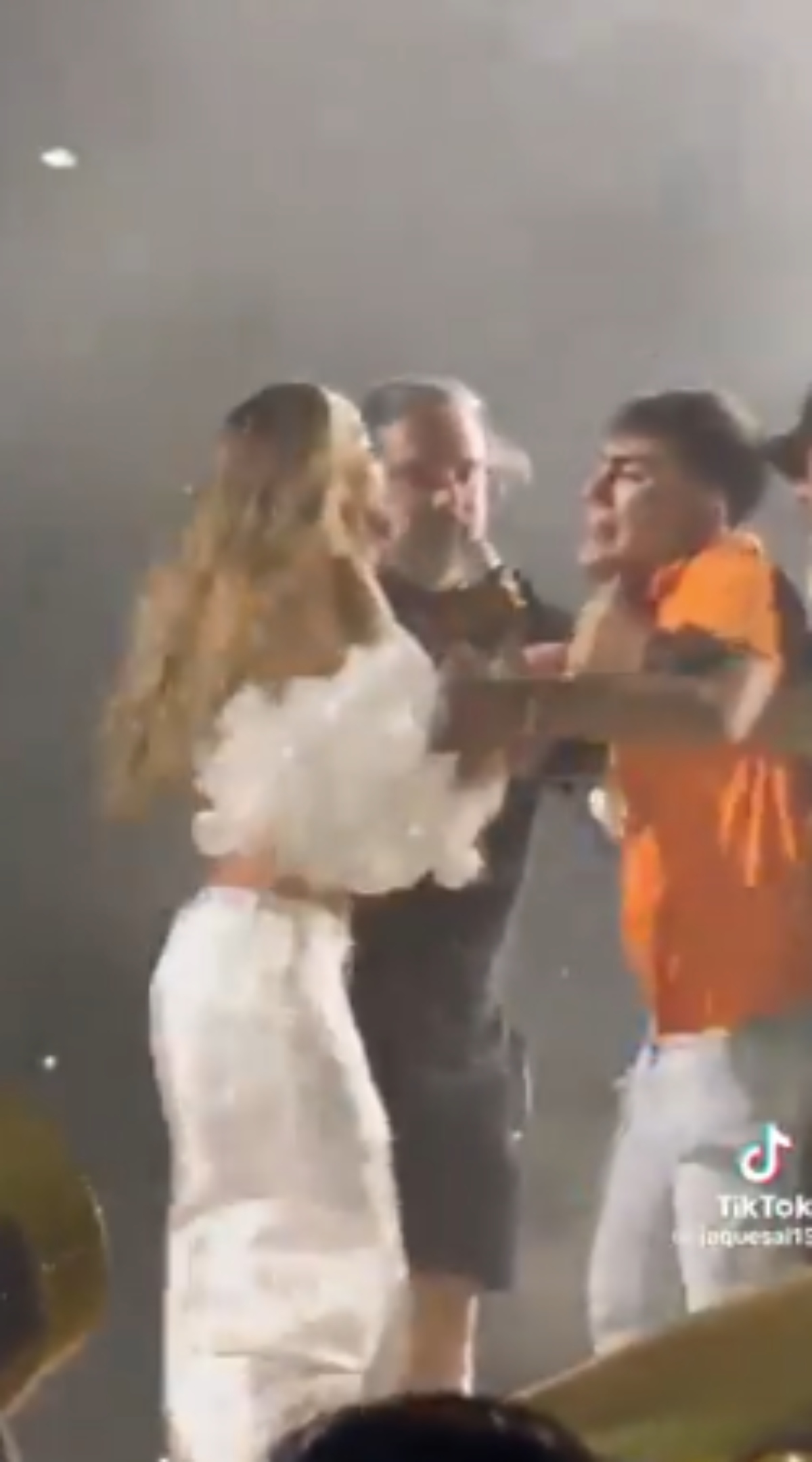 Karol G vive momento de tensión con fanático que la asustó