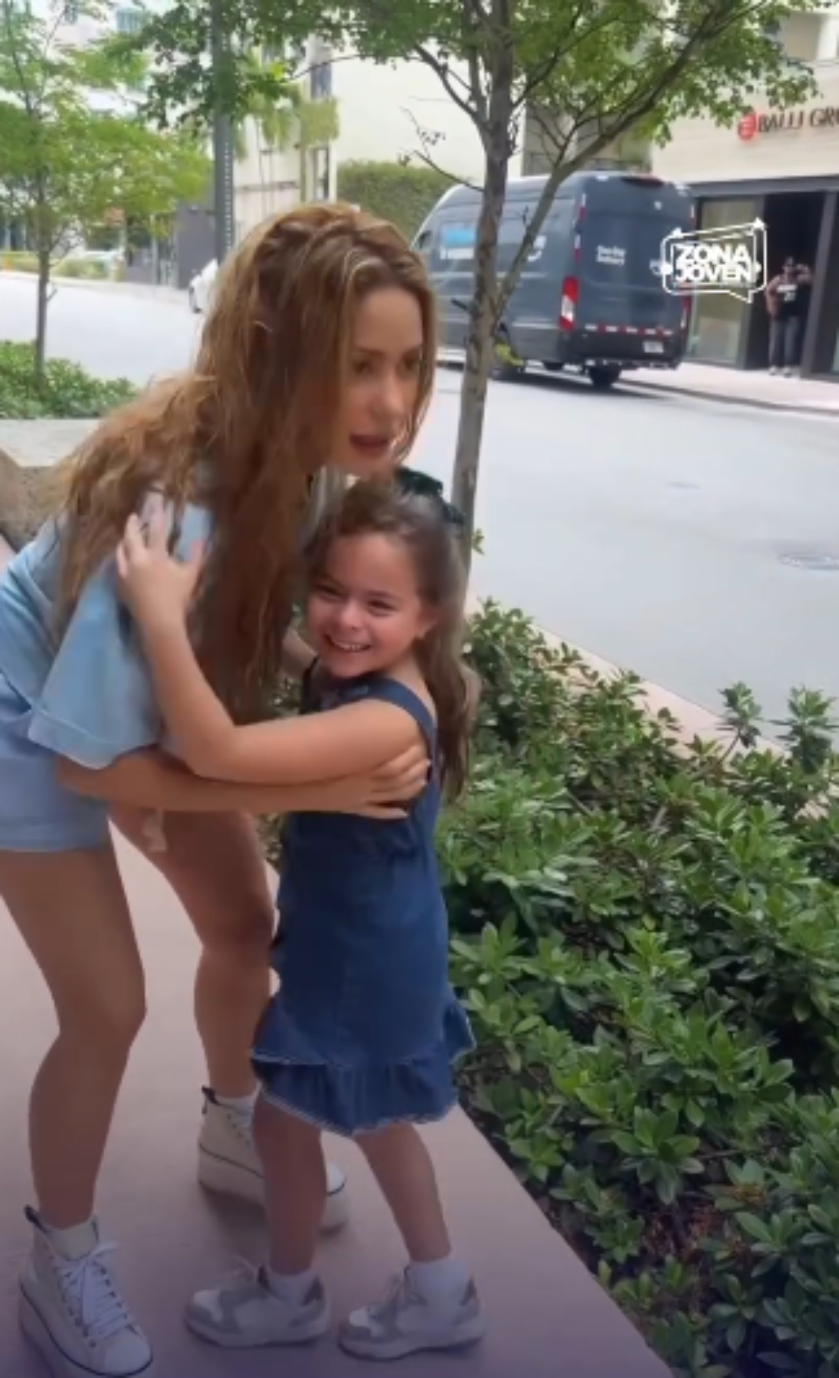 Shakira le cumple su sueño a una niña en plena calle