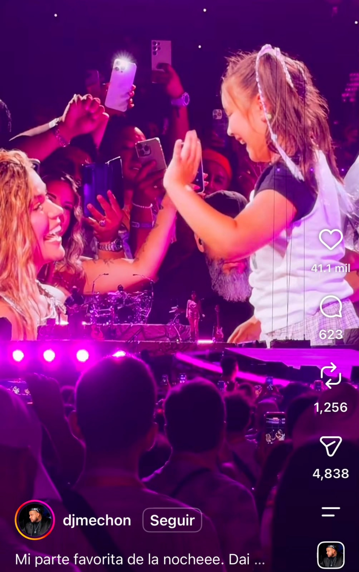 Niña confunde a Karol G con Shakira en pleno concierto