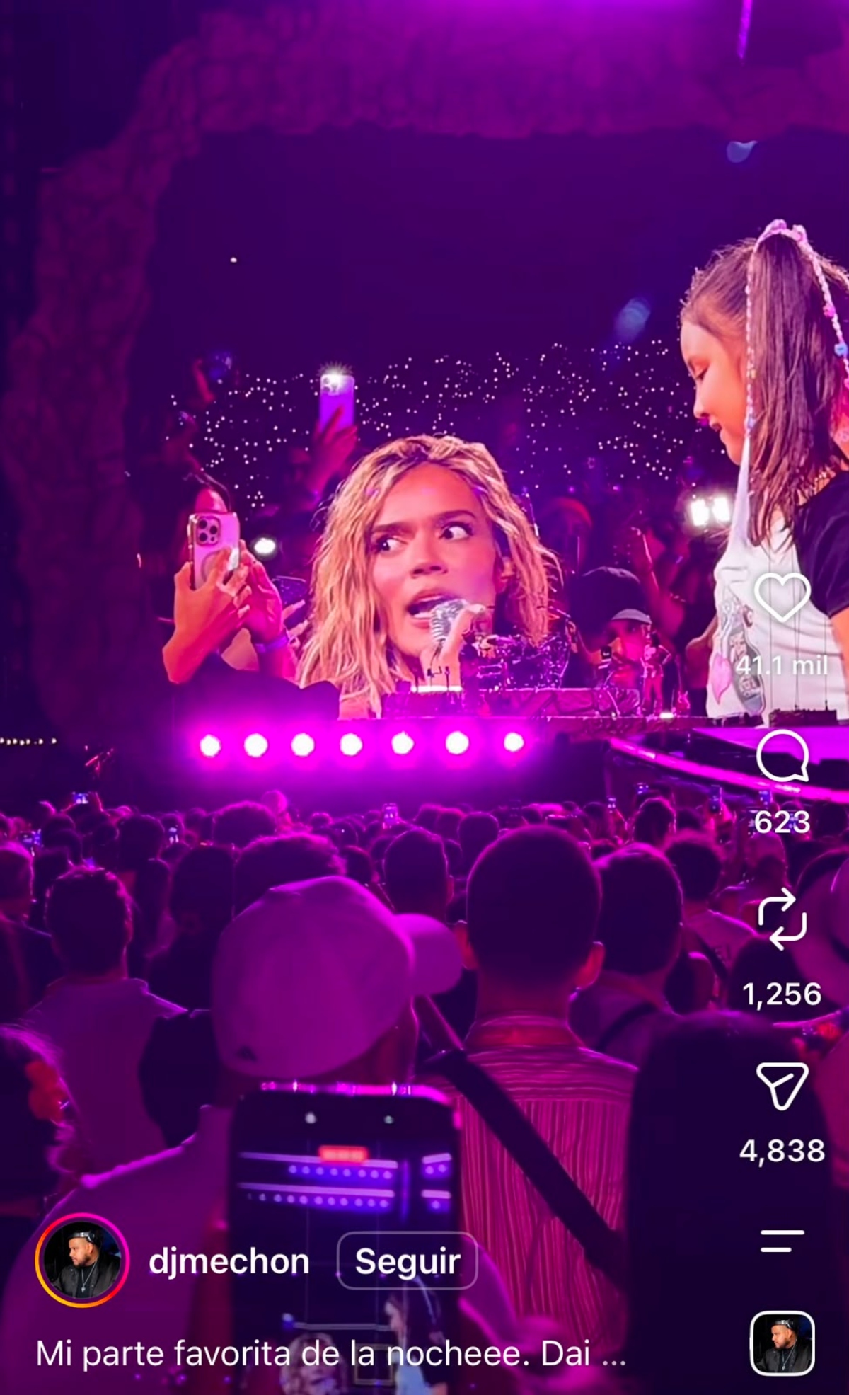 Niña confunde a Karol G con Shakira en pleno concierto