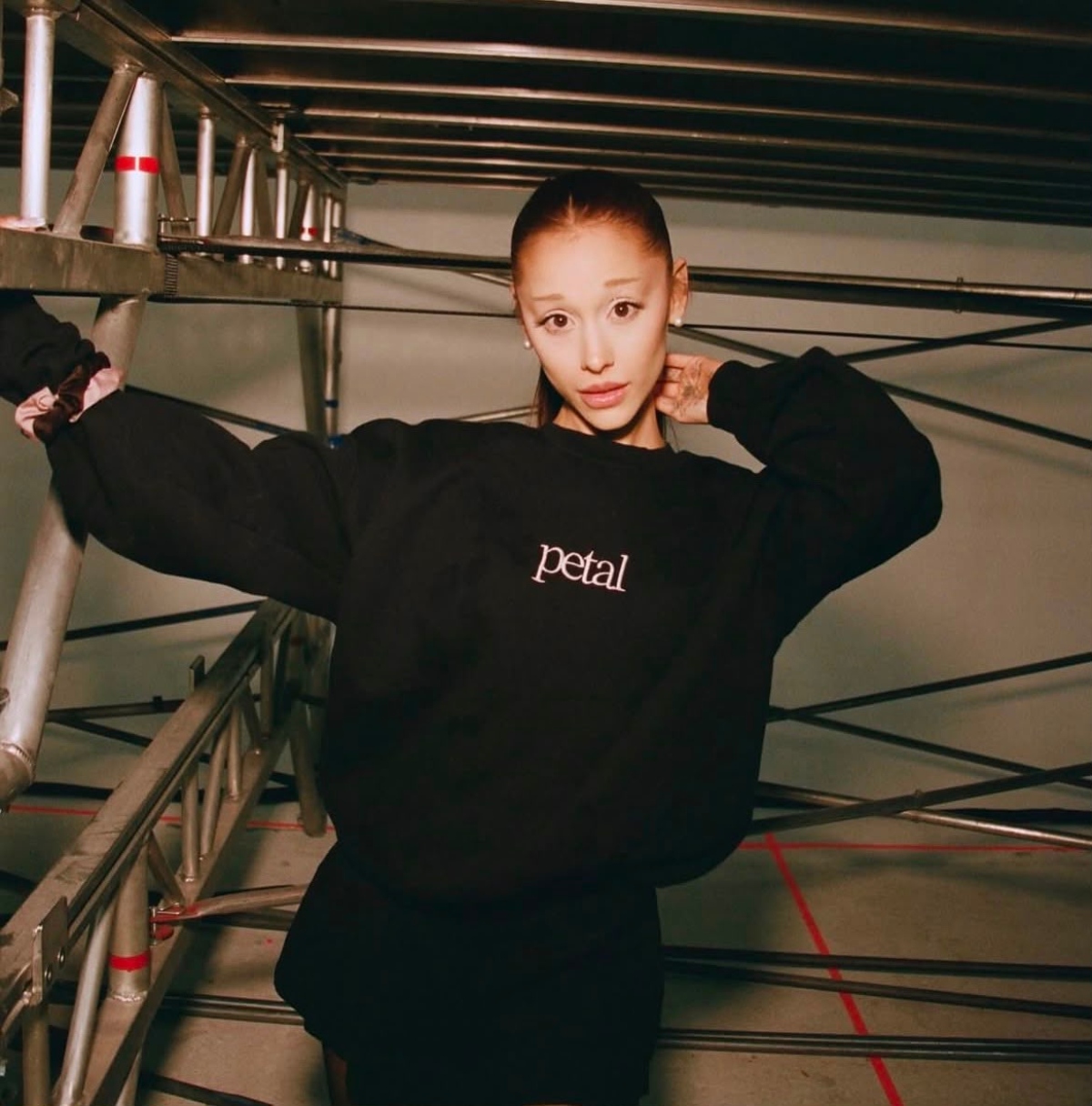 Ariana Grande demandó a dos hackers anónimos por filtración de material inédito