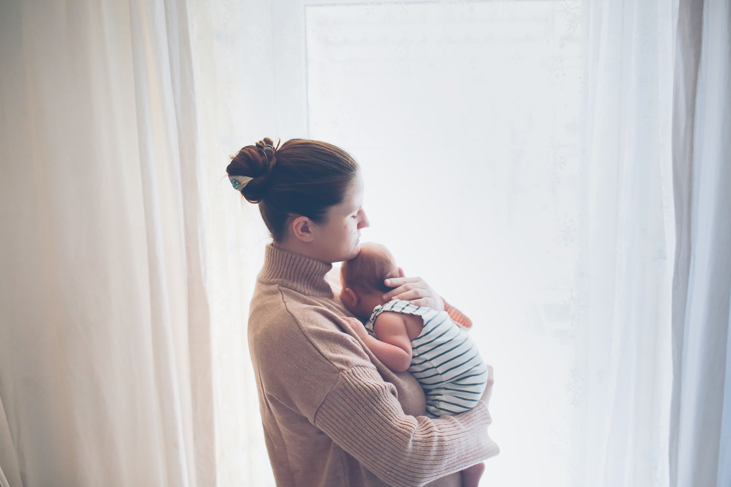¿Demasiadas advertencias para padres? Expertos alertan sobre la «fatiga de seguridad» que podría poner en riesgo a los niños