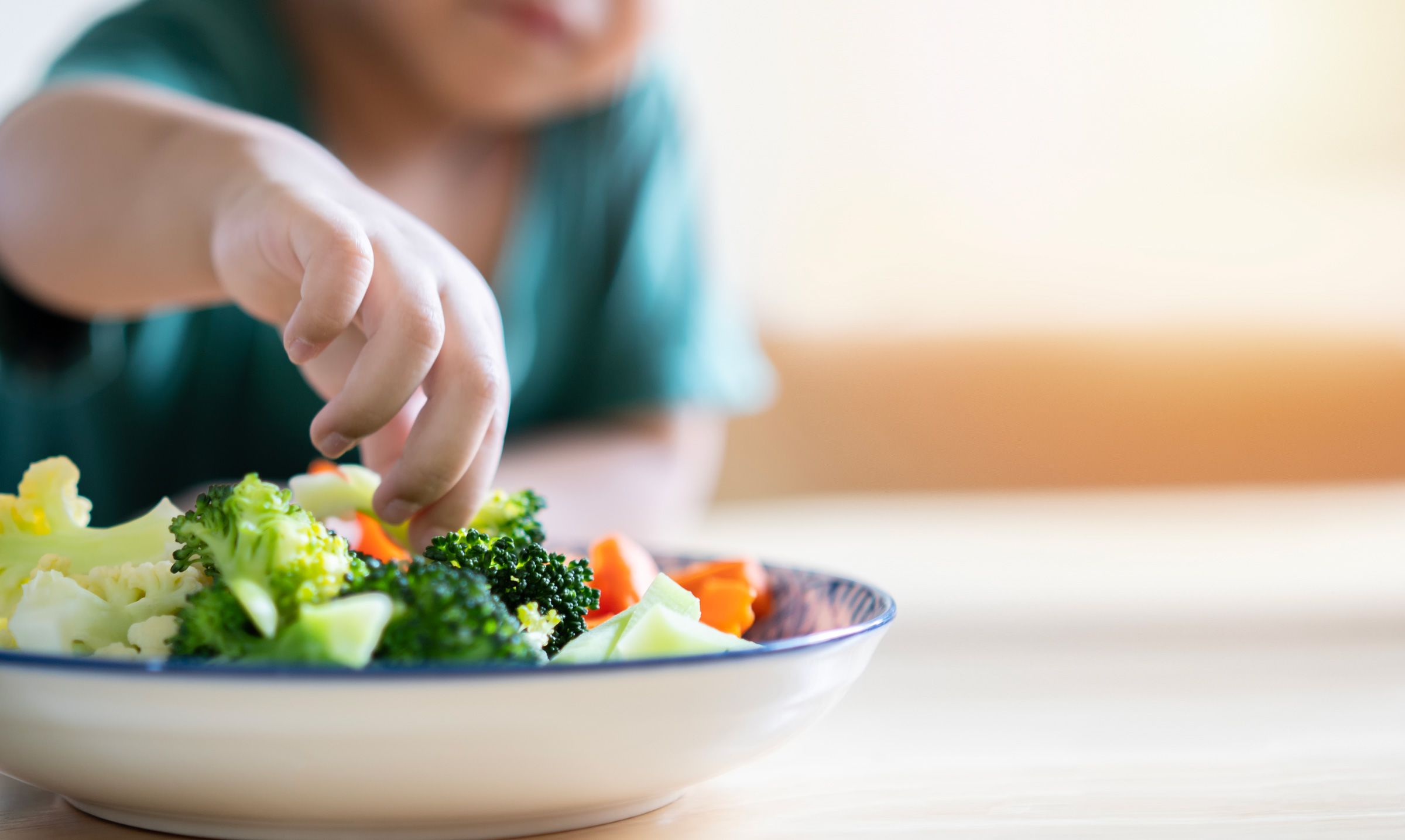 ¿Debes dejar de dar frutas y verduras a tus hijos? Lo que dicen los expertos tras el brote de Cyclospora en EE. UU.