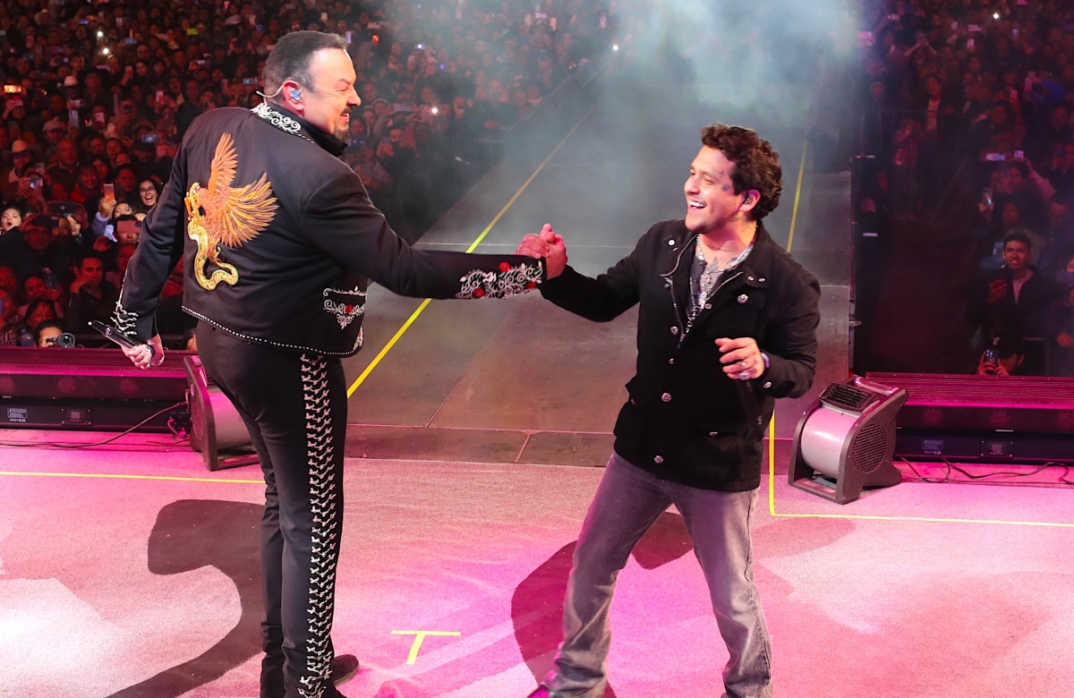 Christian Nodal y Ángela Aguilar le cantan a Pepe Aguilar en su cumpleaños