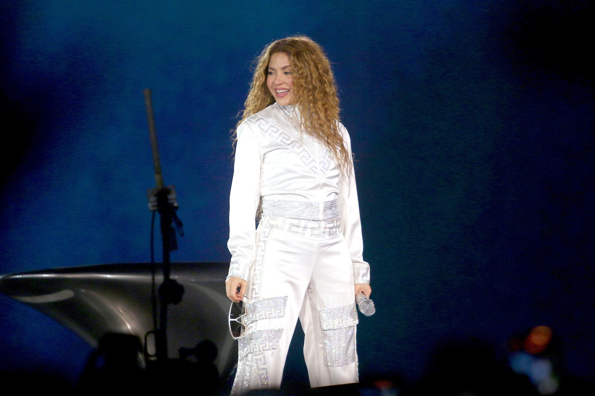 Shakira recrea su icónico meme frente a la computadora 30 años después