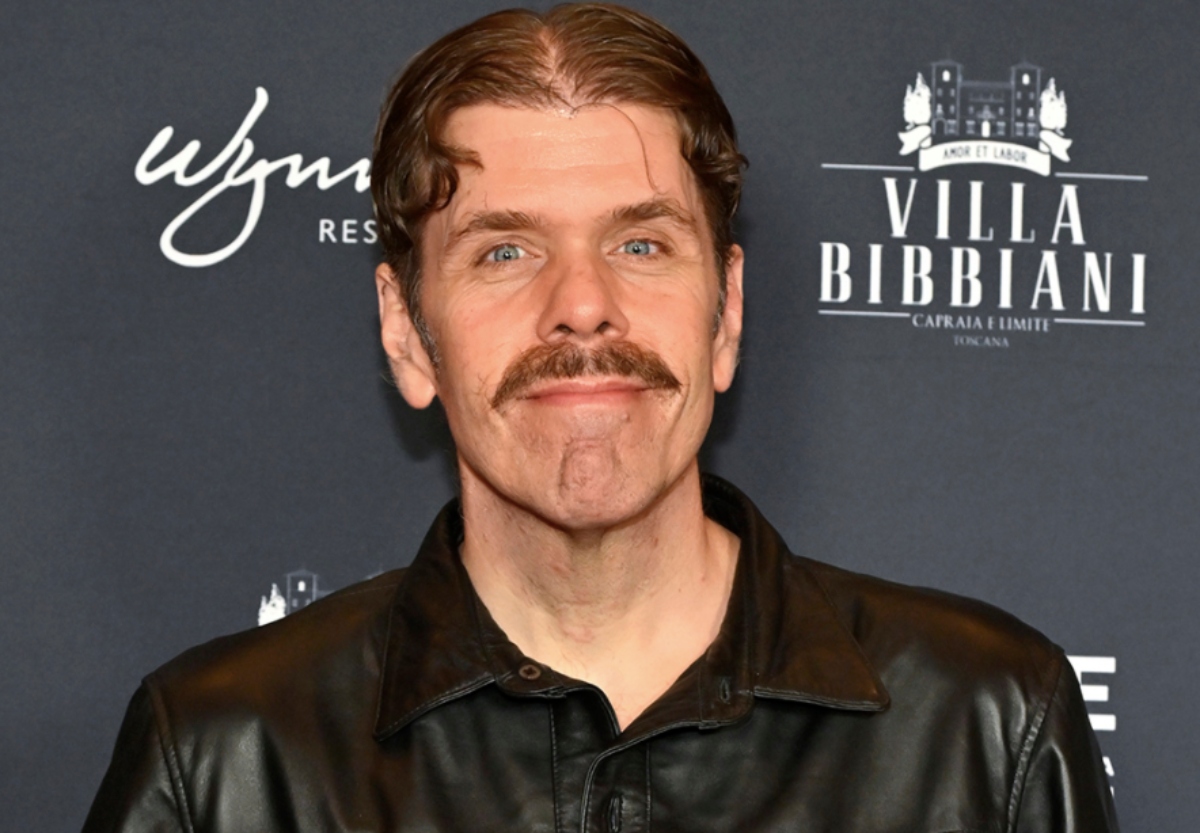 El bloguero de espectáculos Perez Hilton conmociona a todos hiriéndose en un ‘en vivo’