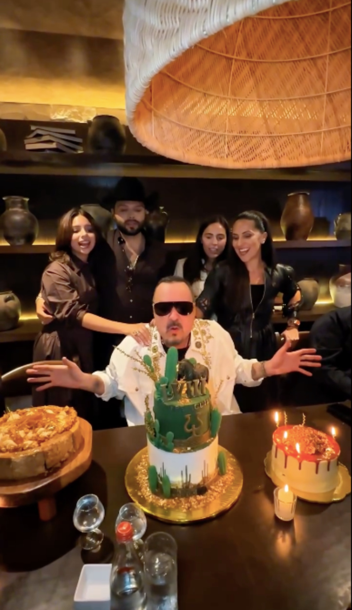 Christian Nodal y Ángela Aguilar cantan Pepe Aguilar cumpleaños