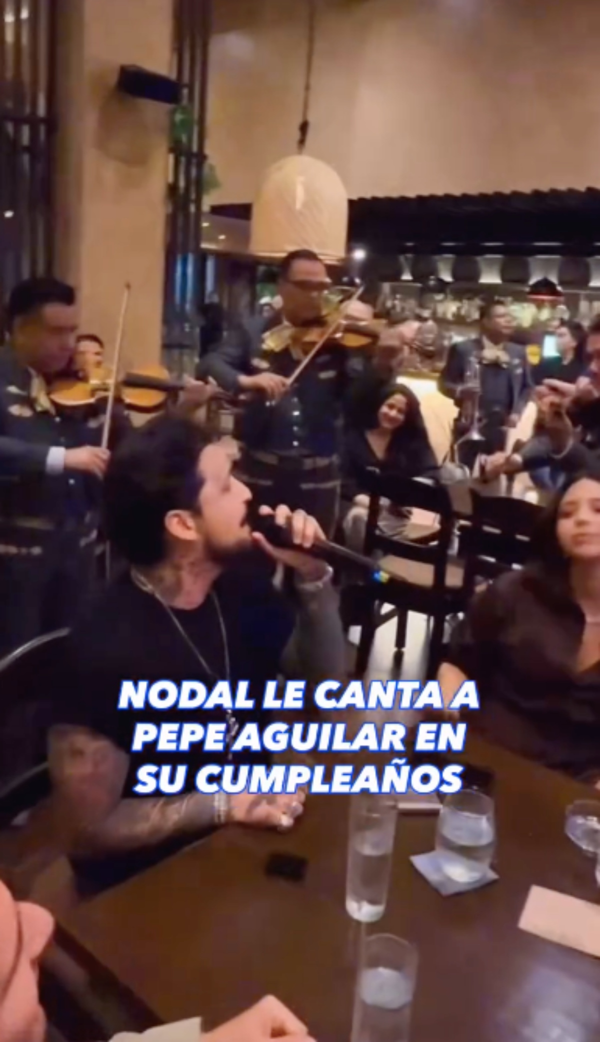 Christian Nodal y Ángela Aguilar cantan Pepe Aguilar cumpleaños