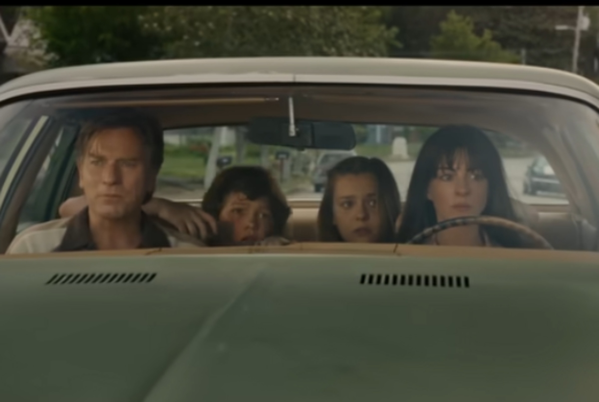 Se estrena en cines la película de dinosaurios ‘The End of Oak Street’ con Anne Hathaway