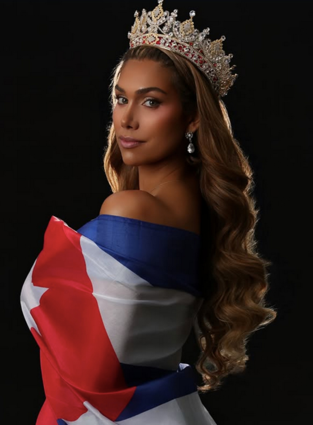 Lina Luaces hija de Lili Estefan dice adiós a la corona