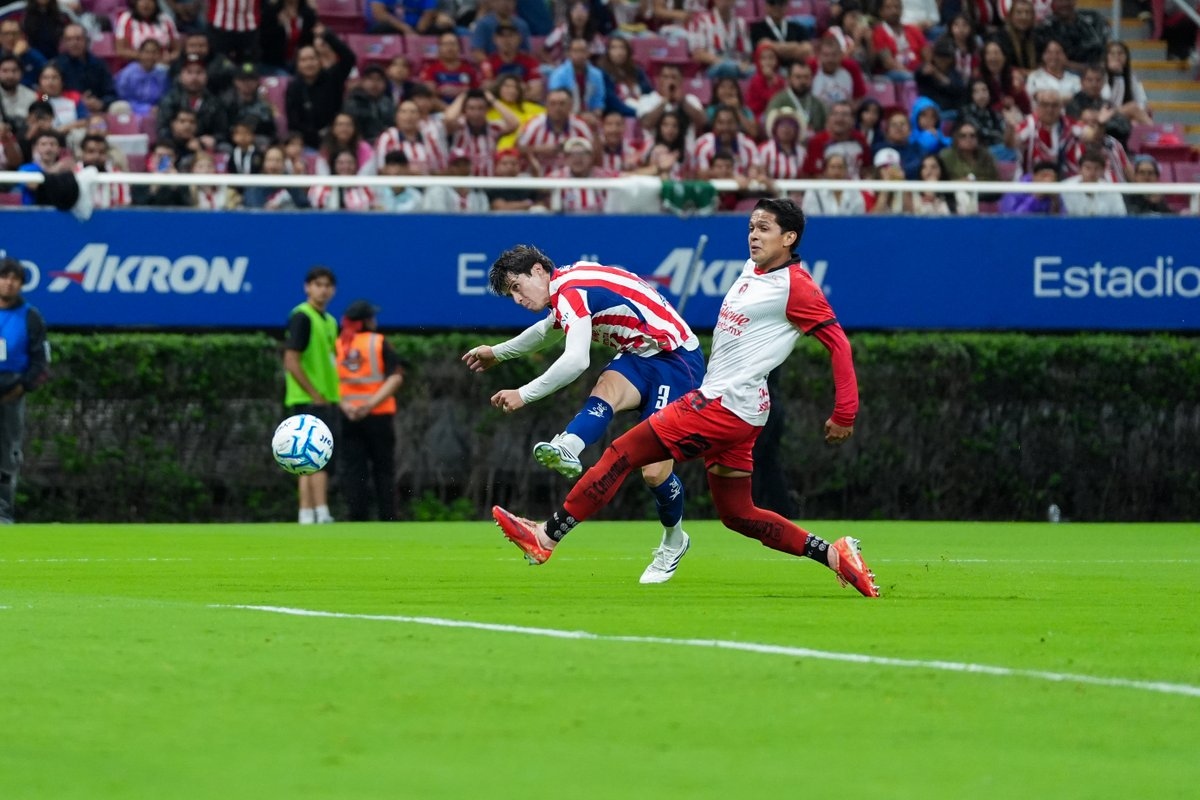 Chivas humilla a Tijuana con goleada 5-2 y doblete de Ricardo Marín