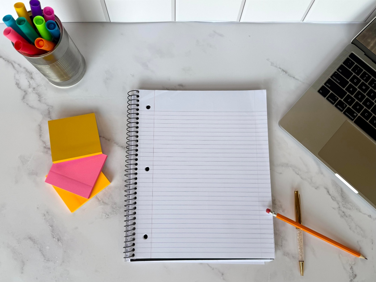 regreso a clases sostenible, cuaderno, plumones, post-it, Nueva Onda