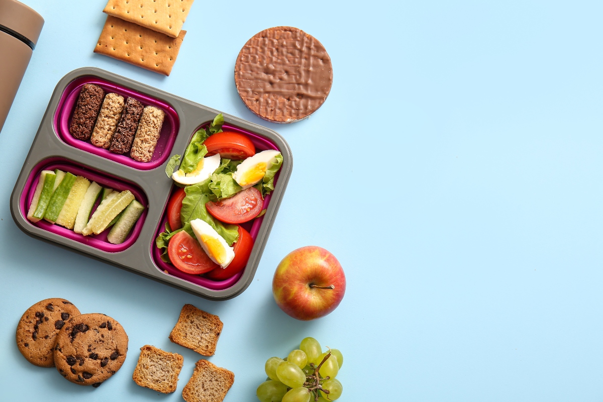 regreso a clases sostenible, lonchera Bento, verduras en una lonchera, galletas, uvas, Nueva Onda