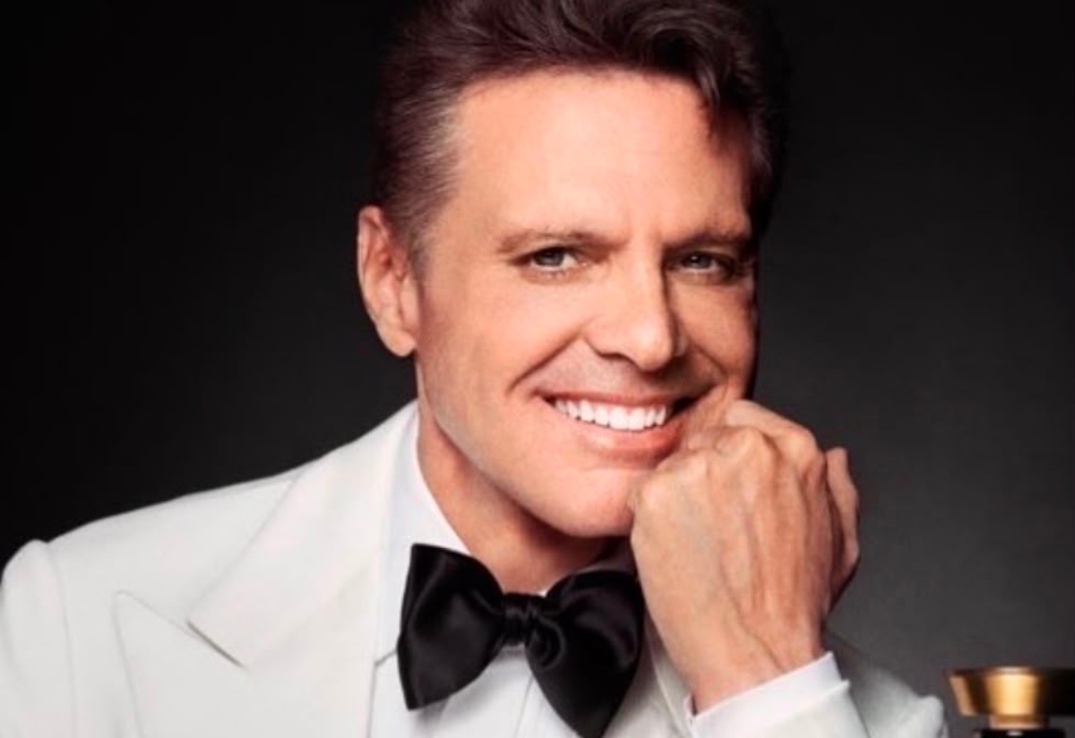 Luis Miguel sorprende al reaparecer para una campaña de refresco