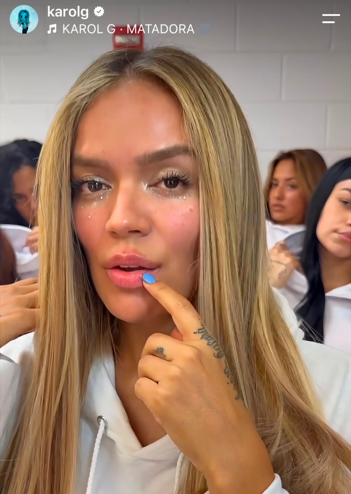 Karol G tiene el corazón roto en 'No me arrepiento de sentir tanto'