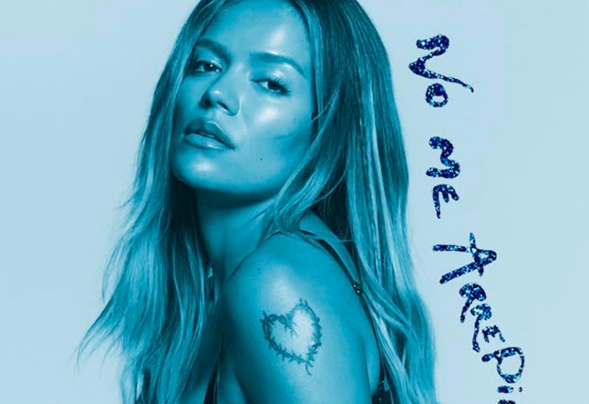 Karol G tiene el corazón roto y lo demuestra en ‘No me arrepiento de sentir tanto’