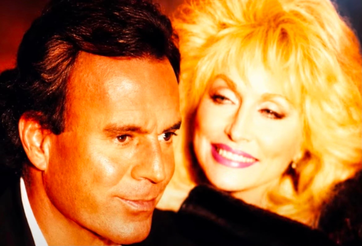 Julio Iglesias se viste de luto tras la muerte de Dolly Parton