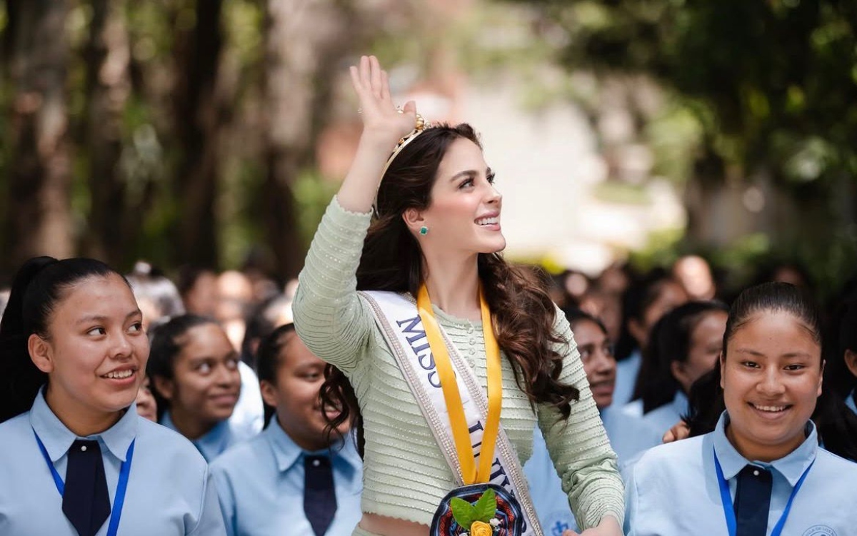 Fátima Bosch a punto de entregar la corona de Miss Universo