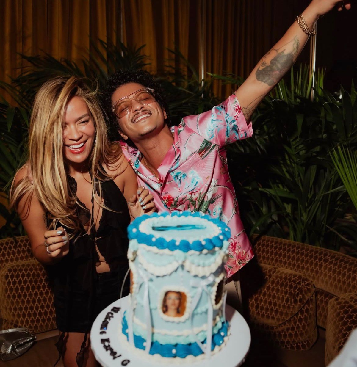 Karol G desata rumores de noviazgo con Bruno Mars por unas fotos