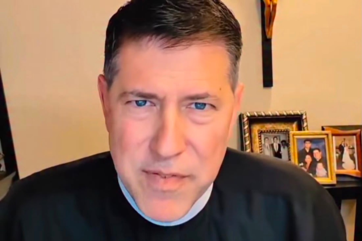 El Padre Alberto explota contra Univision y Telemundo por despedir personal