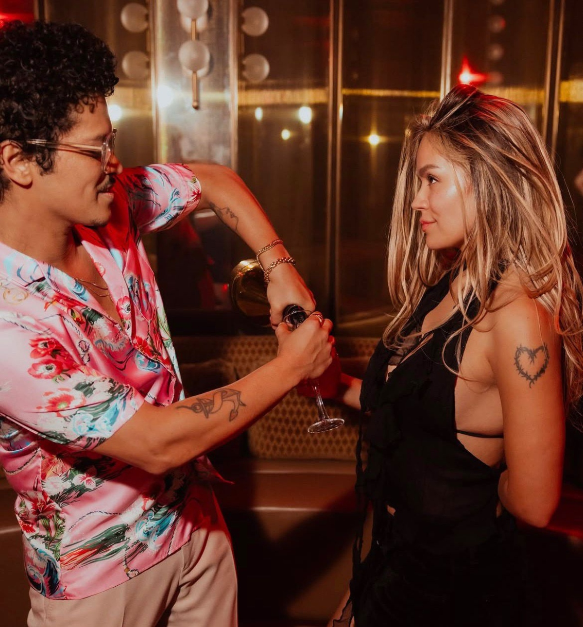 Karol G desata rumores de noviazgo con Bruno Mars por unas fotos
