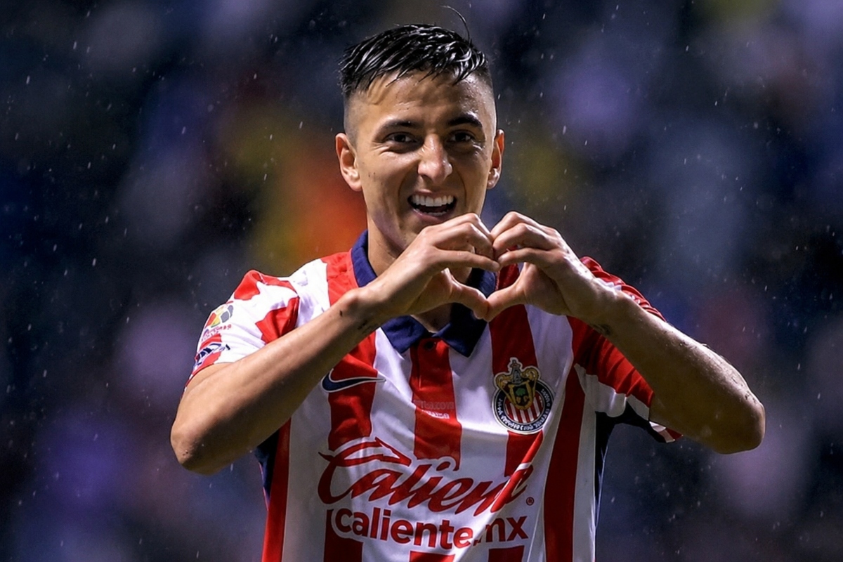 Roberto Alvarado rescata a Chivas y evita la derrota ante Puebla
