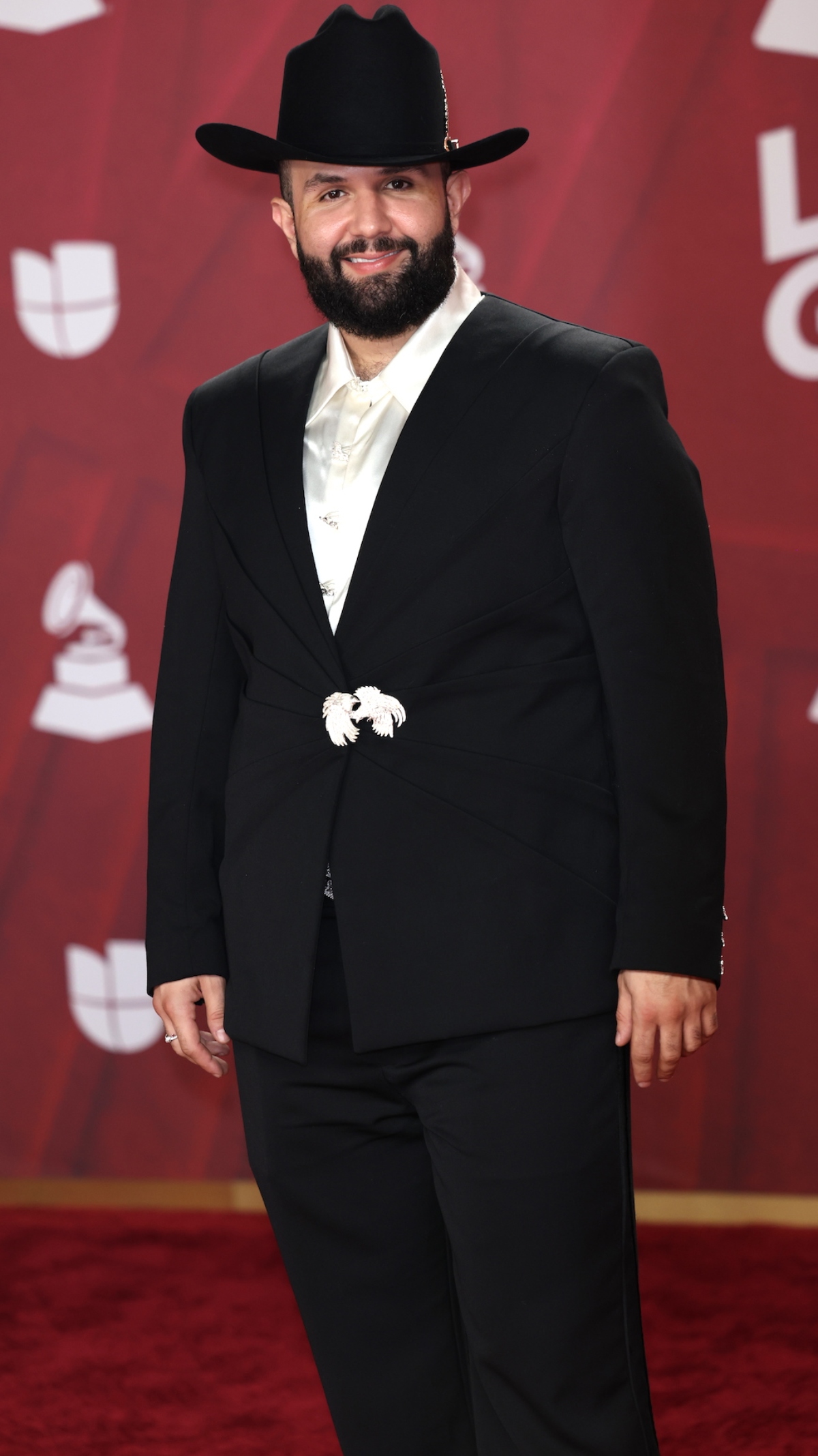 They claim that Alejandro Fernández may have stood up Carín León