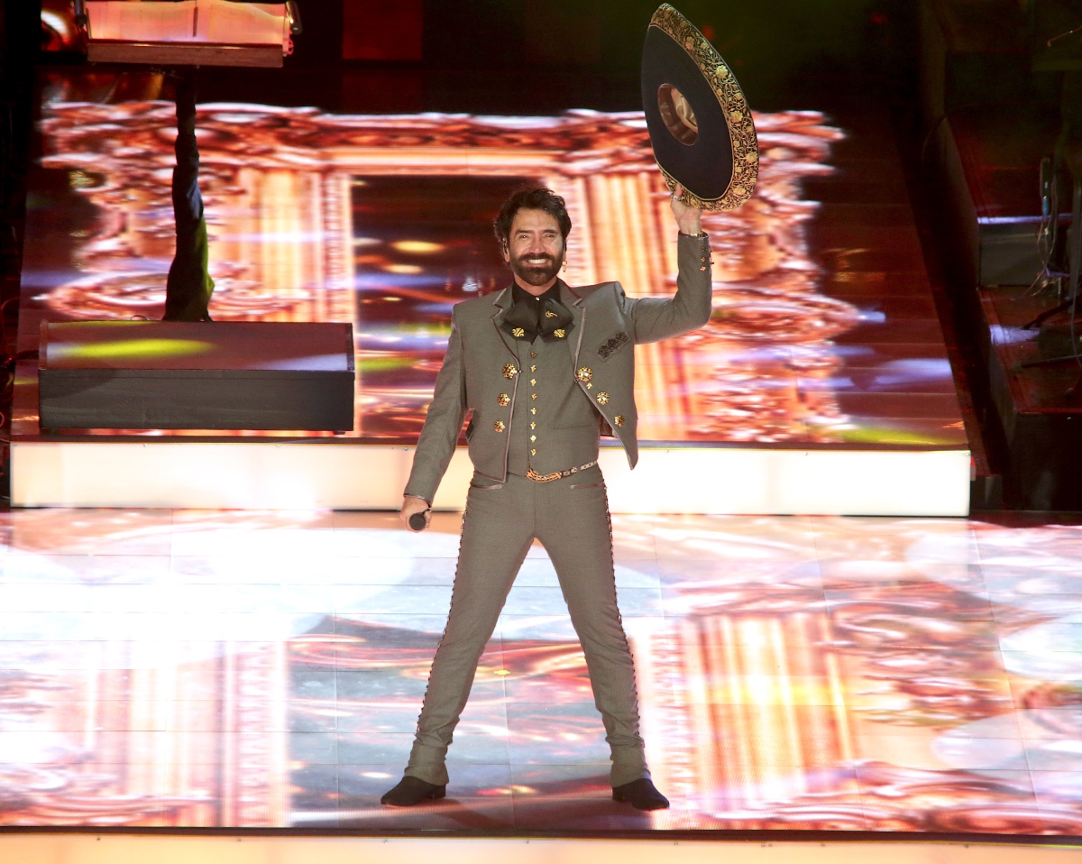 They claim that Alejandro Fernández may have stood up Carín León