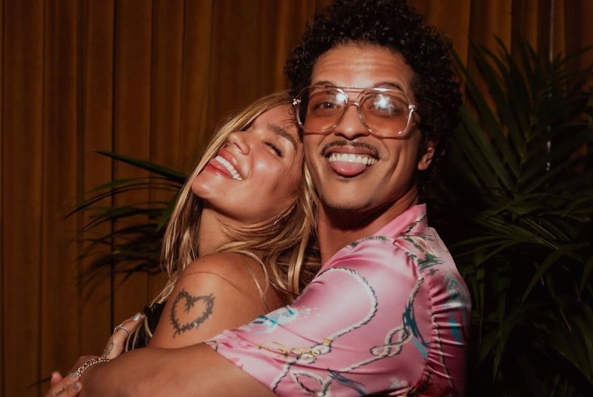 ¡El video que confirma su romance! Karol G y Bruno Mars lanzan ‘Still’