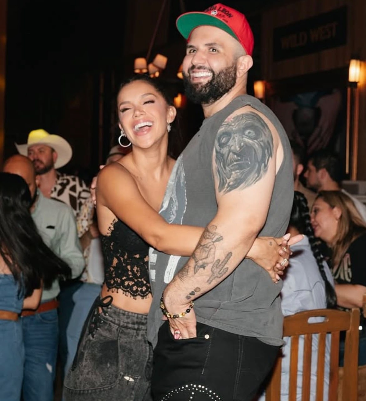 Pareja de Carin León sale en su defensa por cancelación de show