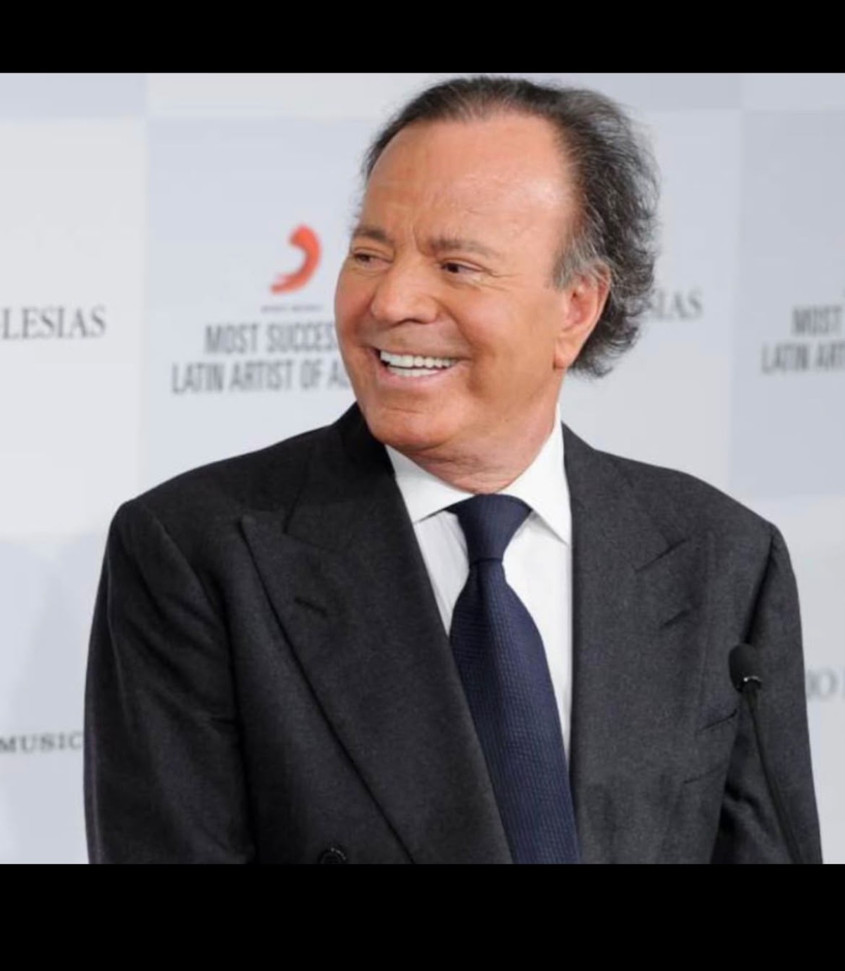 Rechazan demanda de Julio Iglesias contra vicepresidenta