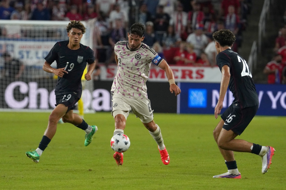 Estados Unidos golpea 4-2 a Chile en un partidazo que termina con una bronca caliente