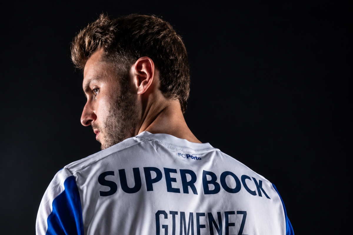Santiago Giménez sorprende en Portugal: aparece registrado como italiano tras fichar por Porto