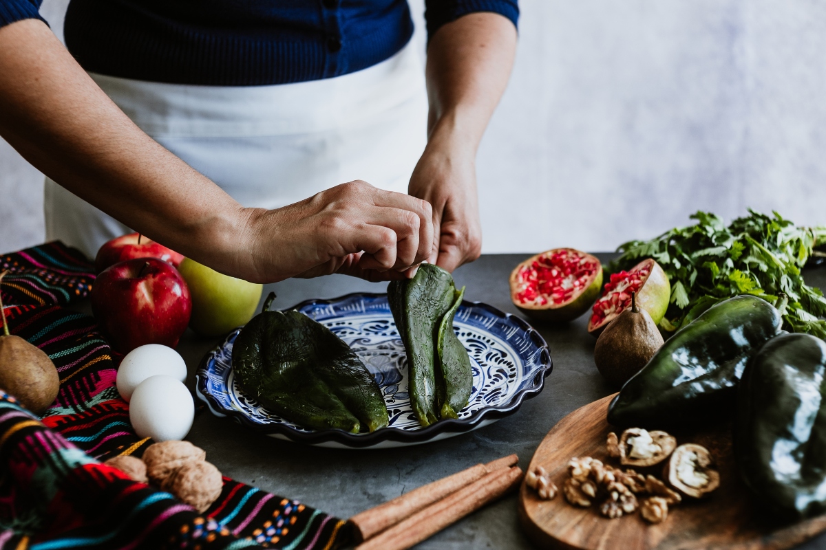 mujer desvenando chiles, chile poblano tostado, ingredientes, Nueva Onda