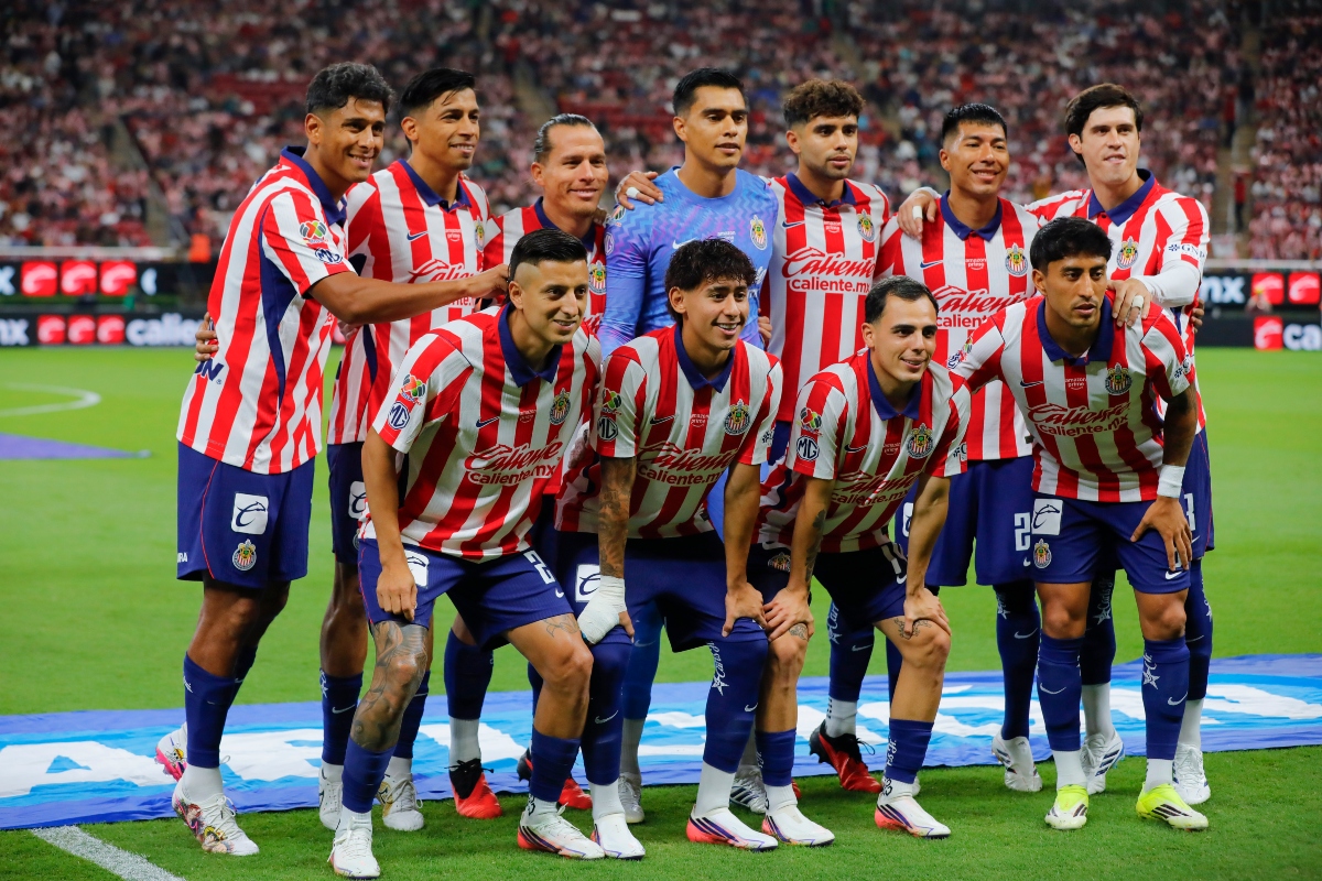 Guadalajara aplasta a Pumas y asalta el liderato del fútbol mexicano