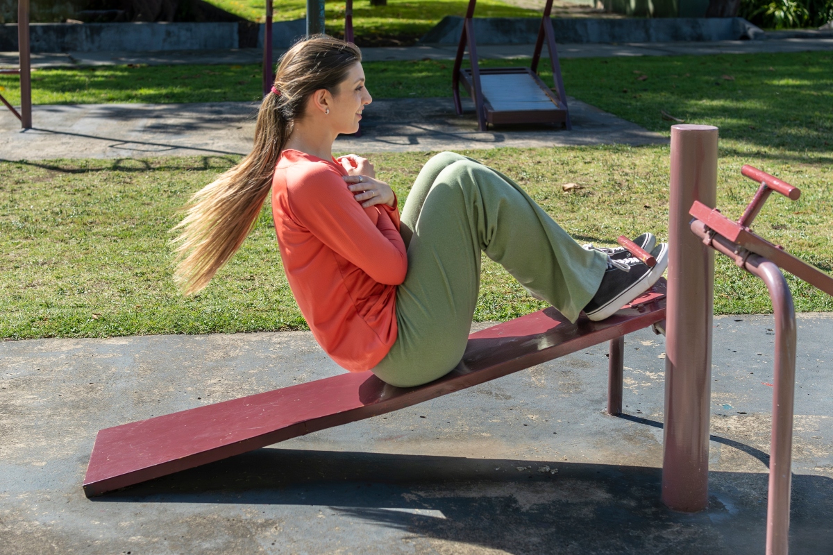 A person performing stability exercises to strengthen the core and abdominal muscles without applying excessive tension; proper core training; training; core; exercise; Nueva Onda
