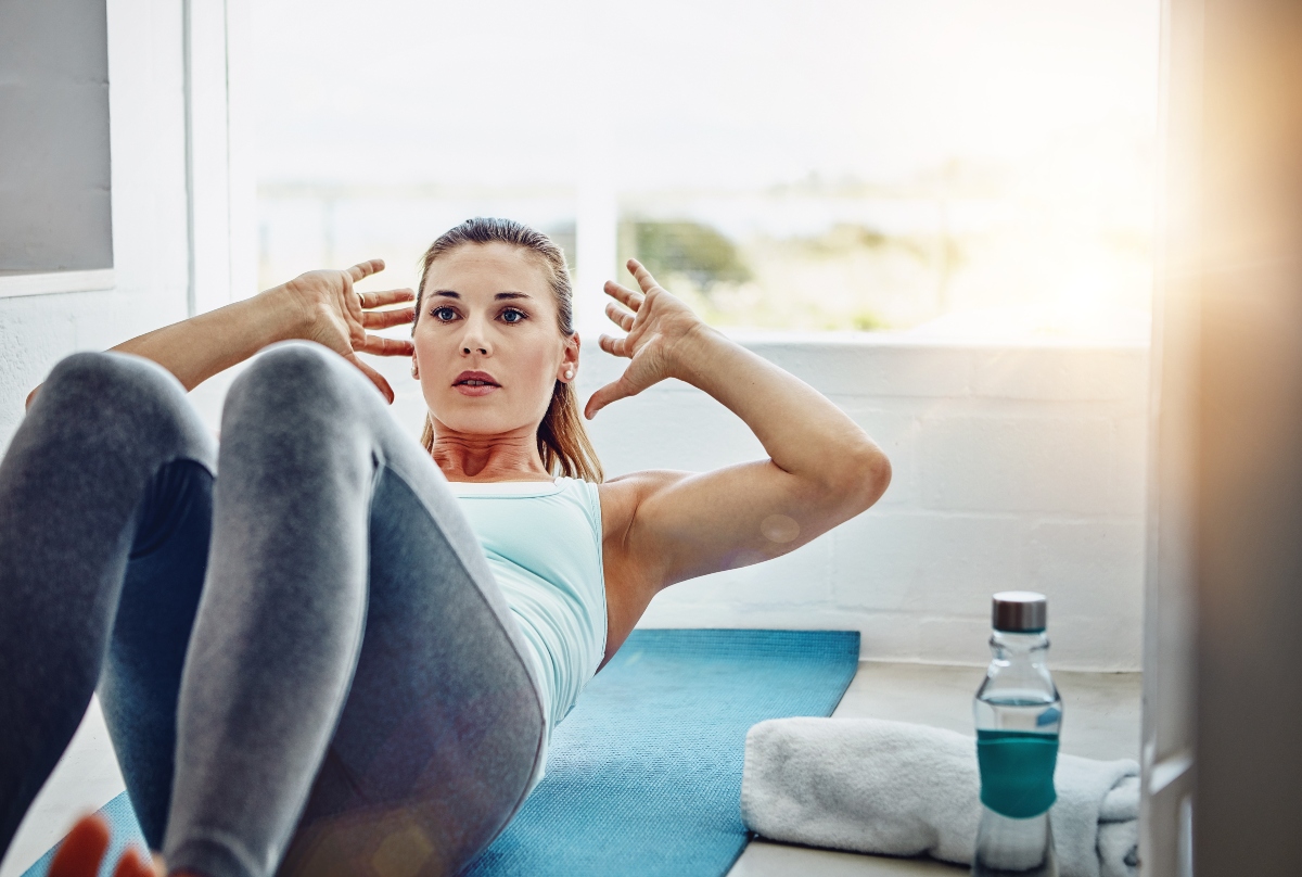 A person performing stability exercises to strengthen the core and abdominal muscles without applying excessive tension; proper core training; training; core; exercise; Nueva Onda