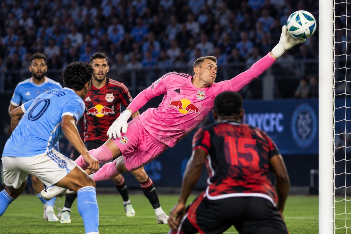 Ethan Horvath se agiganta y Red Bulls conquista el derbi de Nueva York