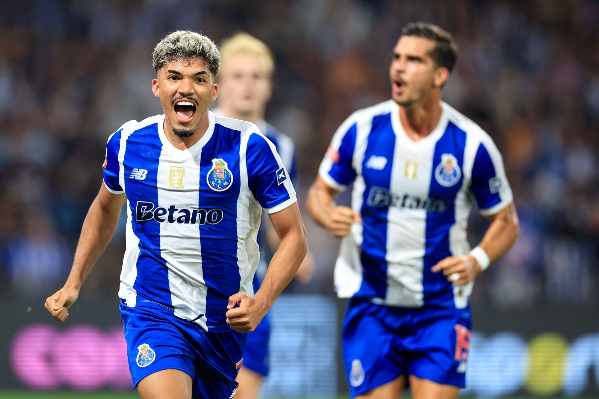 Santi Giménez estrena aventura con el Oporto y debuta con victoria ante Moreirense