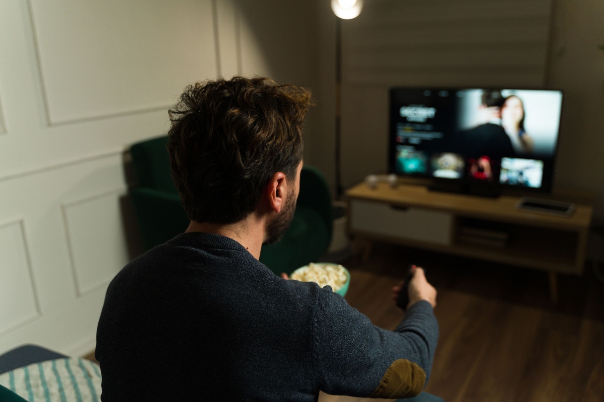 Ver demasiada televisión podría afectar tu cerebro décadas después, revela estudio