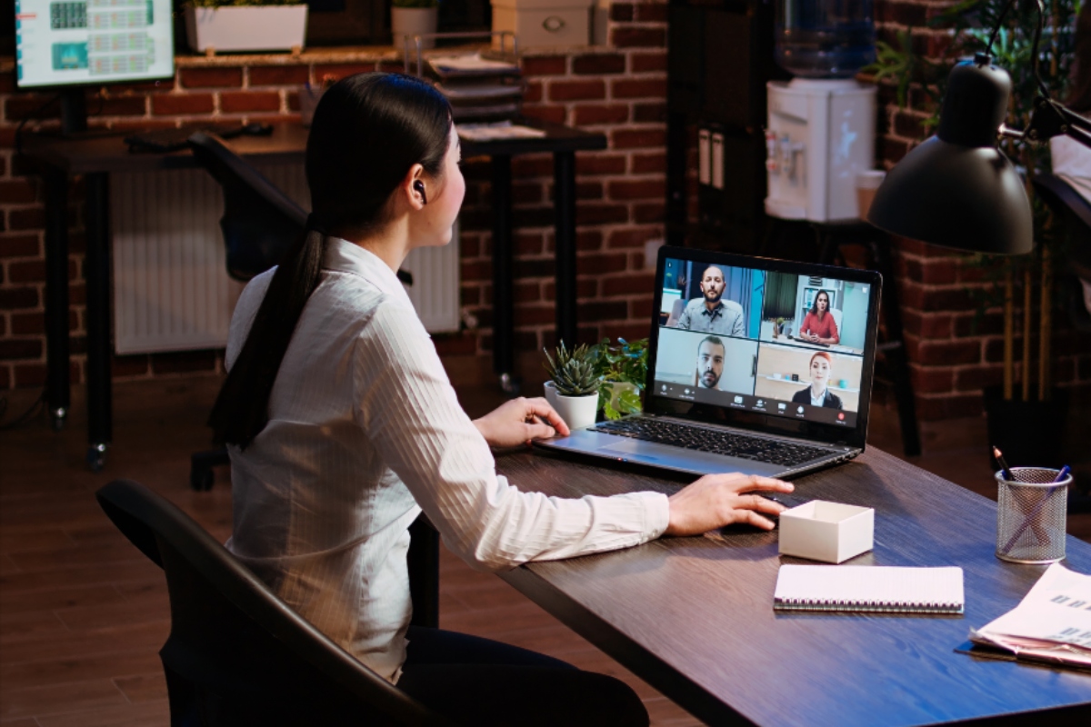 Remote Work and Loneliness, Remote Work, Loneliness, Person Working Alone from Home During a Remote Work Day, Nueva Onda